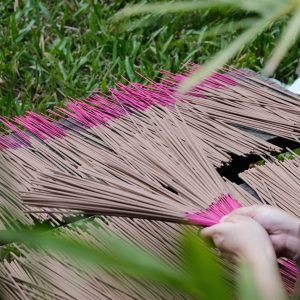 Alternative view of Nhang Trầm Hương Sạch Trầm Hương Cung Đình – Bó 500 Que Nhang Chân Đỏ